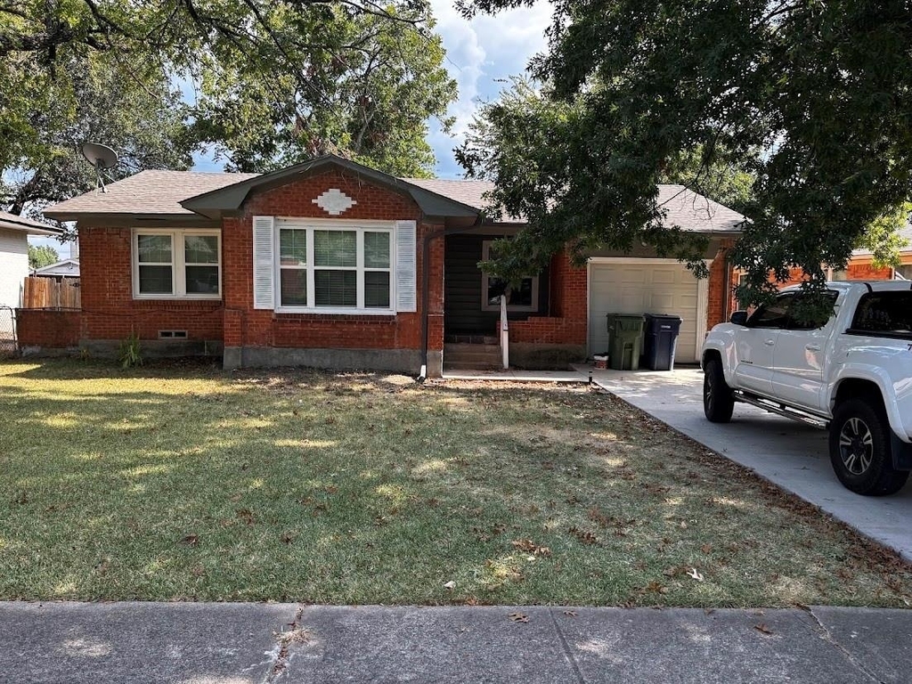 202 E Carolyn Drive - Photo 0