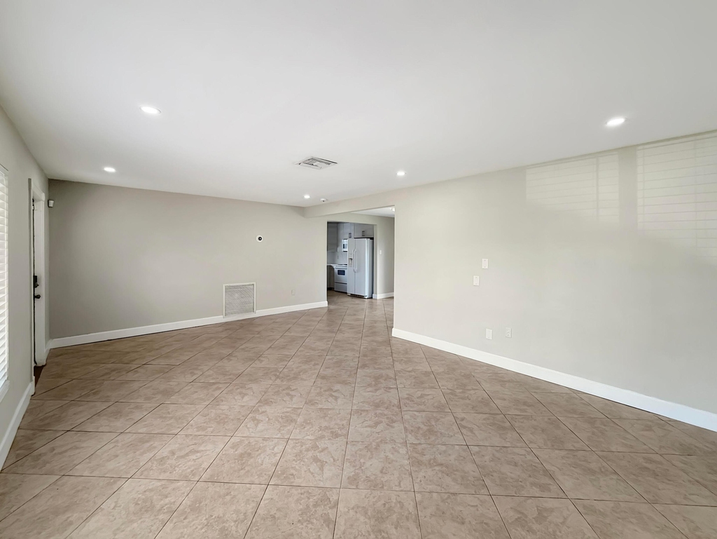 1321 Ne 46th Street - Photo 3