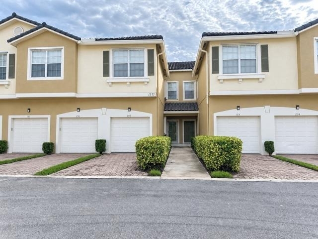 1571 Se Hampshire Way - Photo 0
