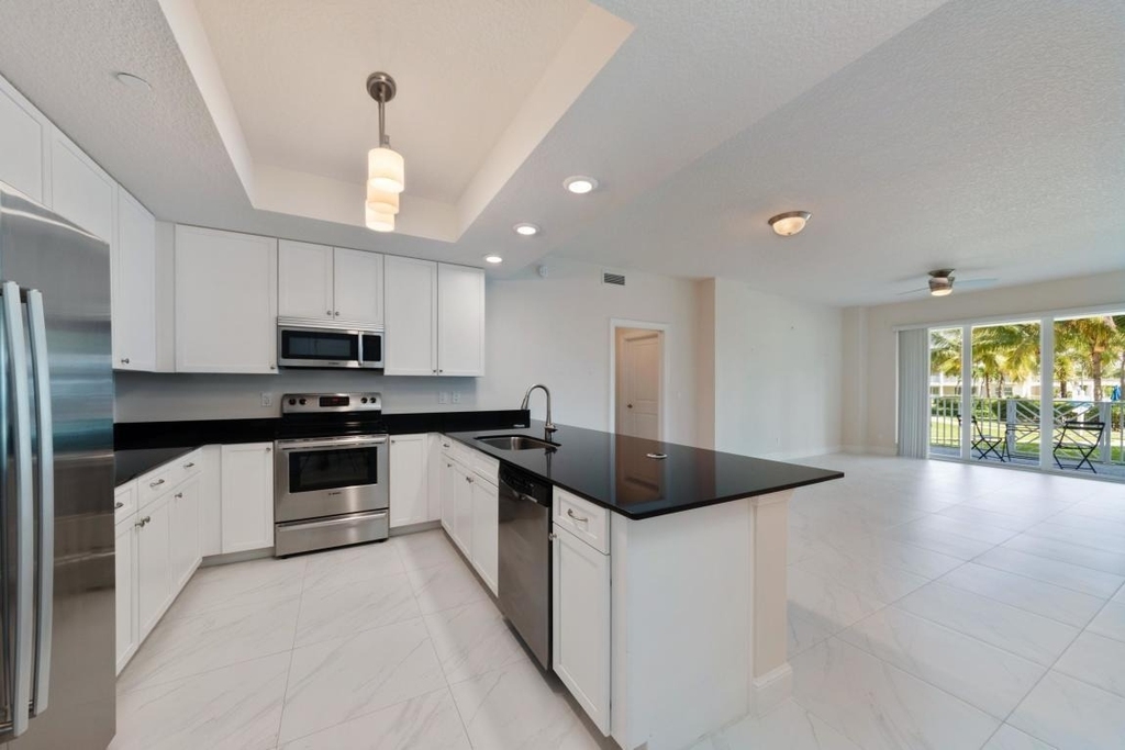 312 Bay Colony Drive N - Photo 5