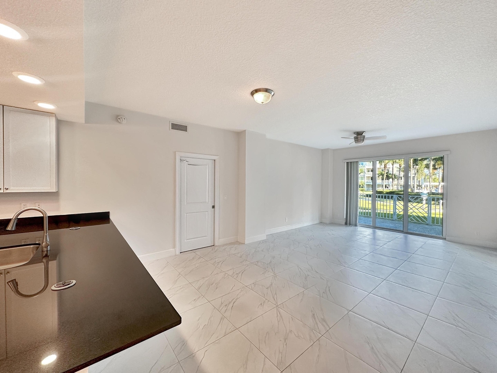 312 Bay Colony Drive N - Photo 3