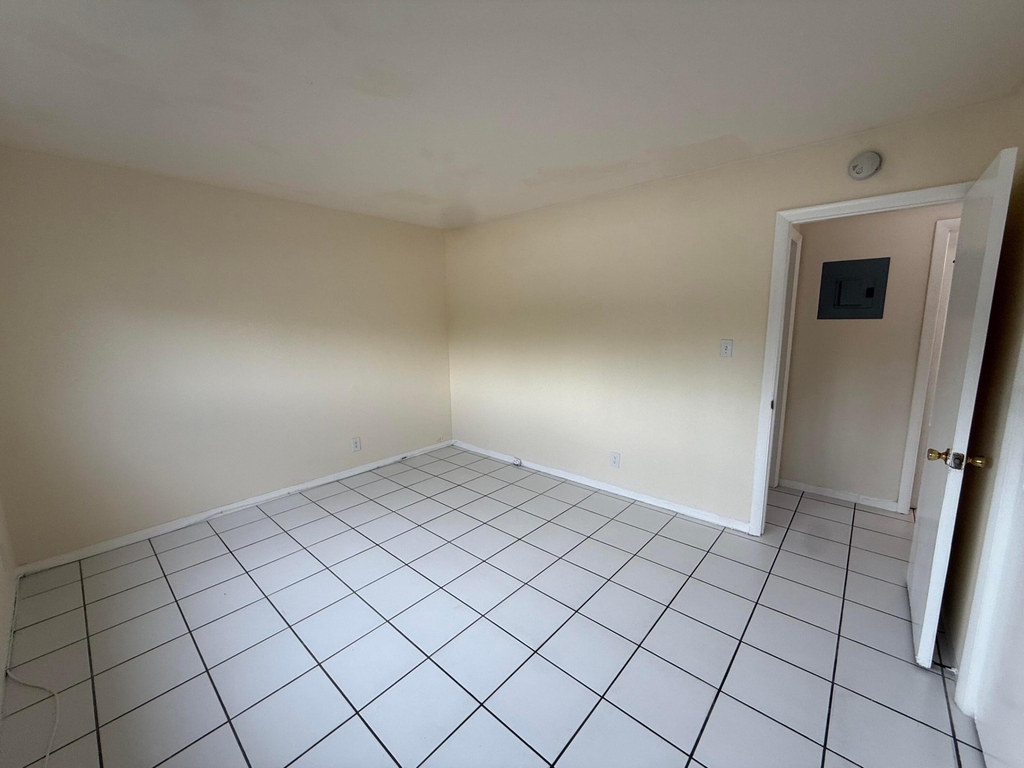 909 Se 14th Court - Photo 7