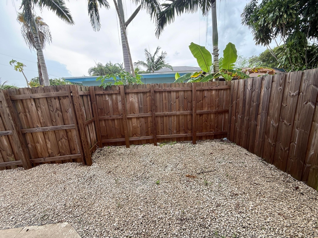 909 Se 14th Court - Photo 4