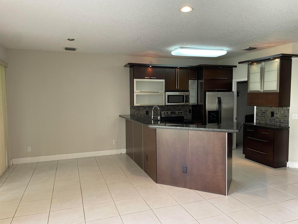 23395 Water Circle - Photo 3
