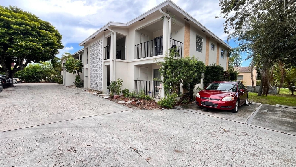 126 S D Street - Photo 0
