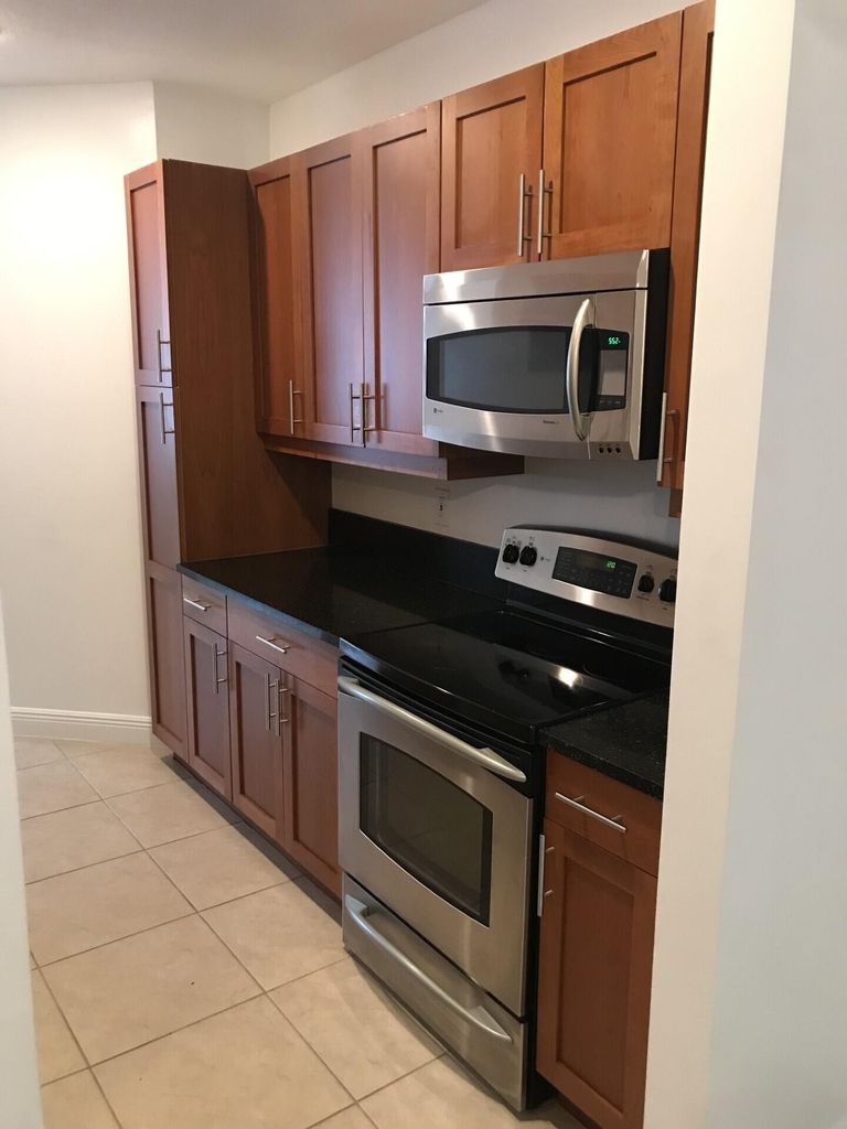 252 Sw 14th Avenue - Photo 2