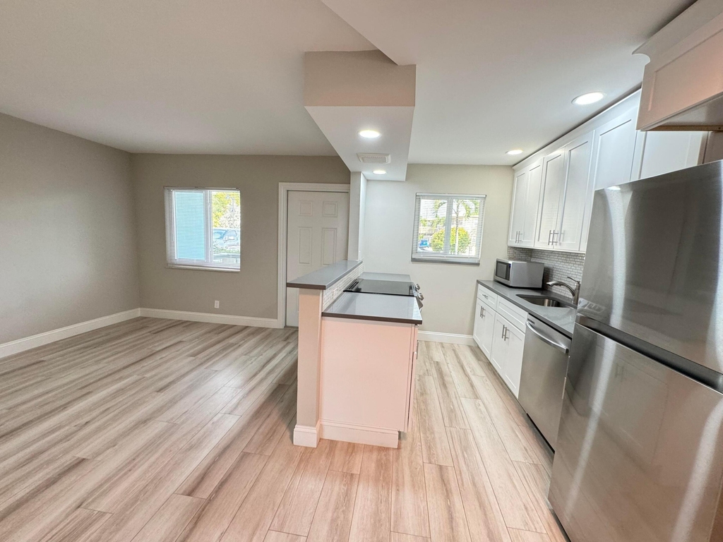 306 E Ocean Avenue - Photo 10