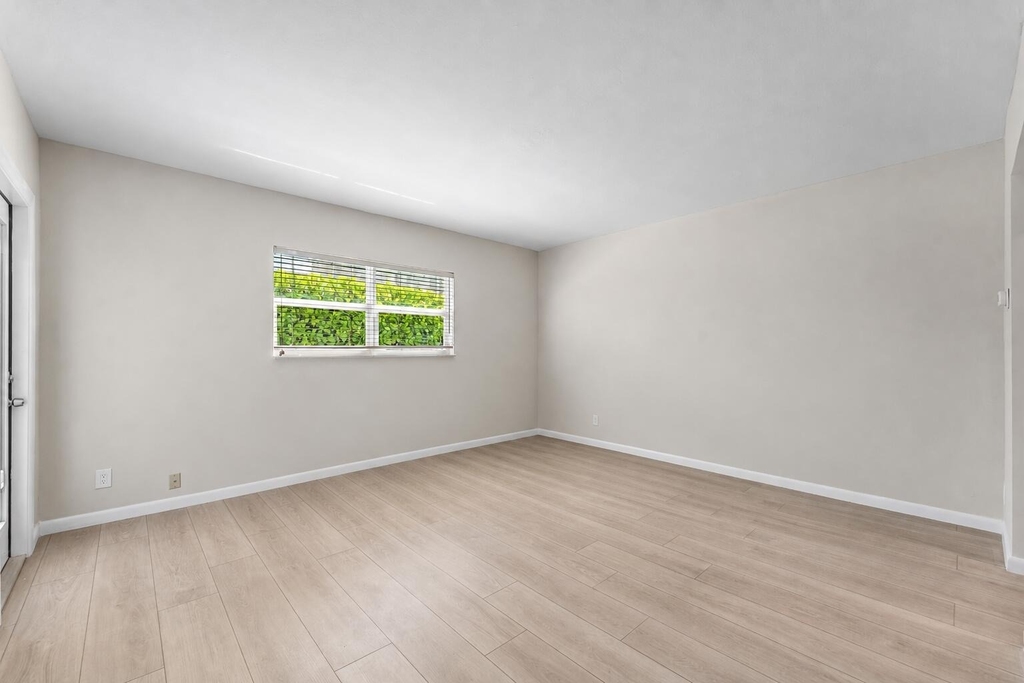 1212 Se 2nd Court - Photo 5