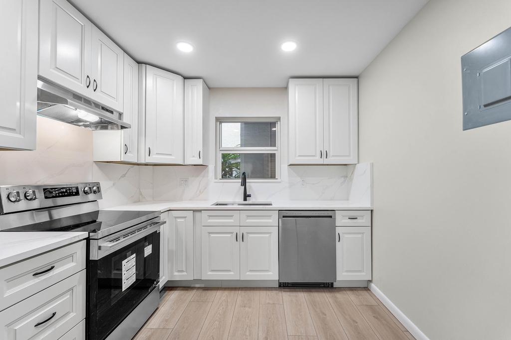 1212 Se 2nd Court - Photo 10