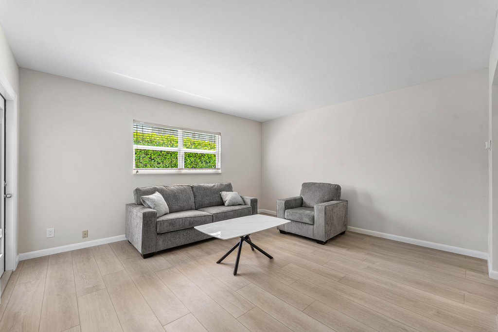 1212 Se 2nd Court - Photo 4