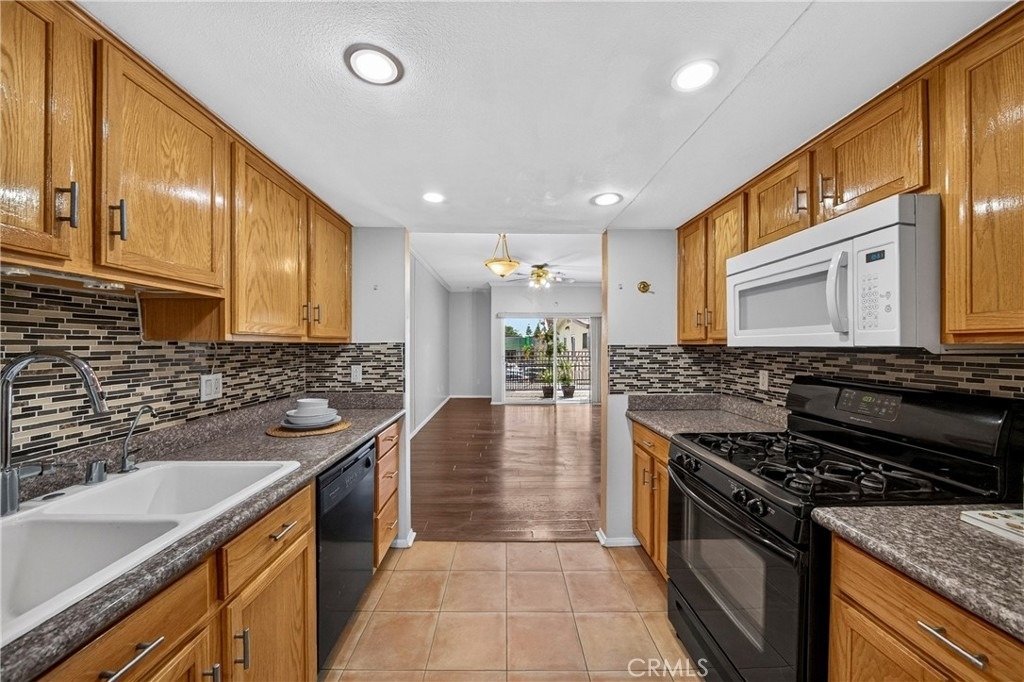 11124 Burbank Street - Photo 2