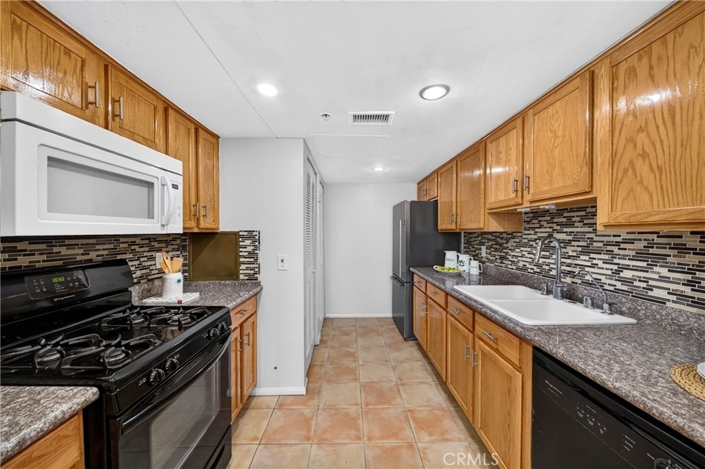 11124 Burbank Street - Photo 5