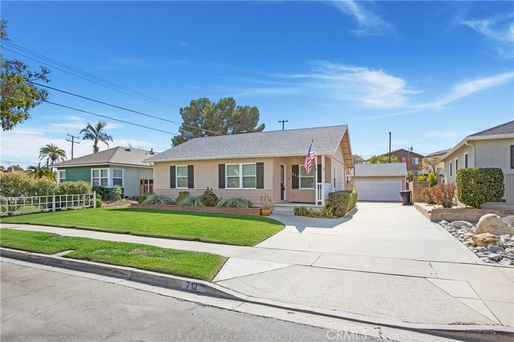 712 E Alder - Photo 0