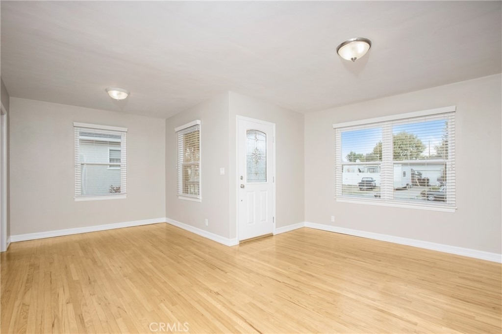 712 E Alder - Photo 3