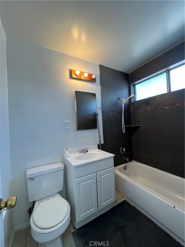 244 W Mayfair - Photo 4
