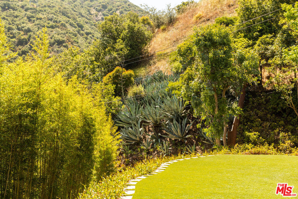 3626 Mandeville Canyon Road - Photo 39