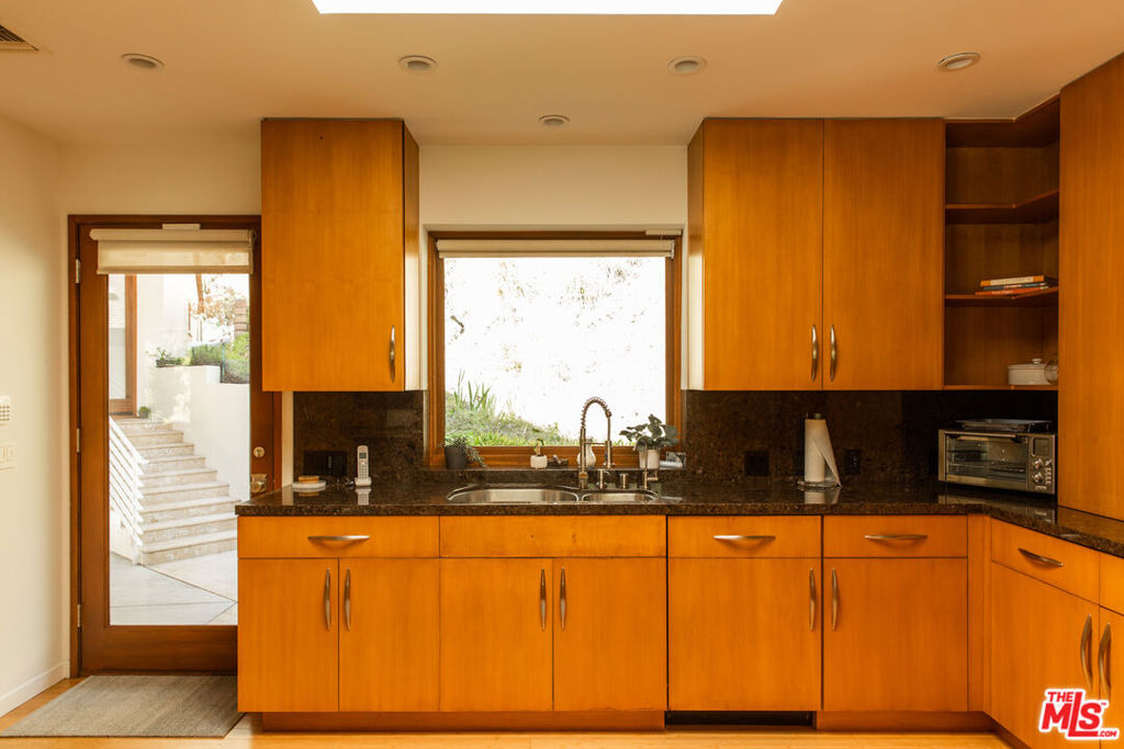 3626 Mandeville Canyon Road - Photo 18