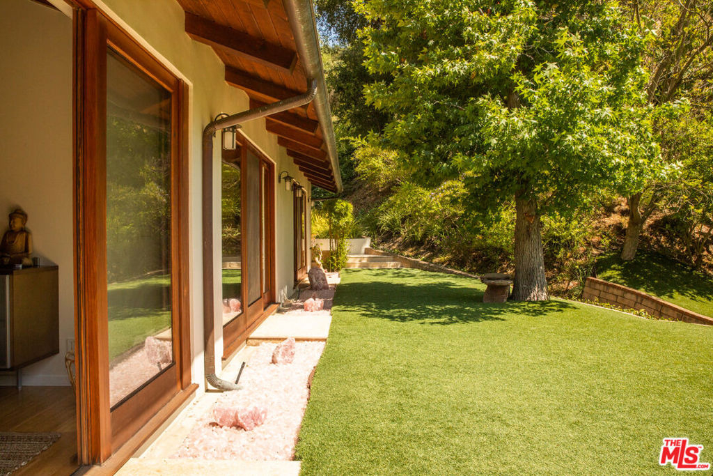 3626 Mandeville Canyon Road - Photo 36