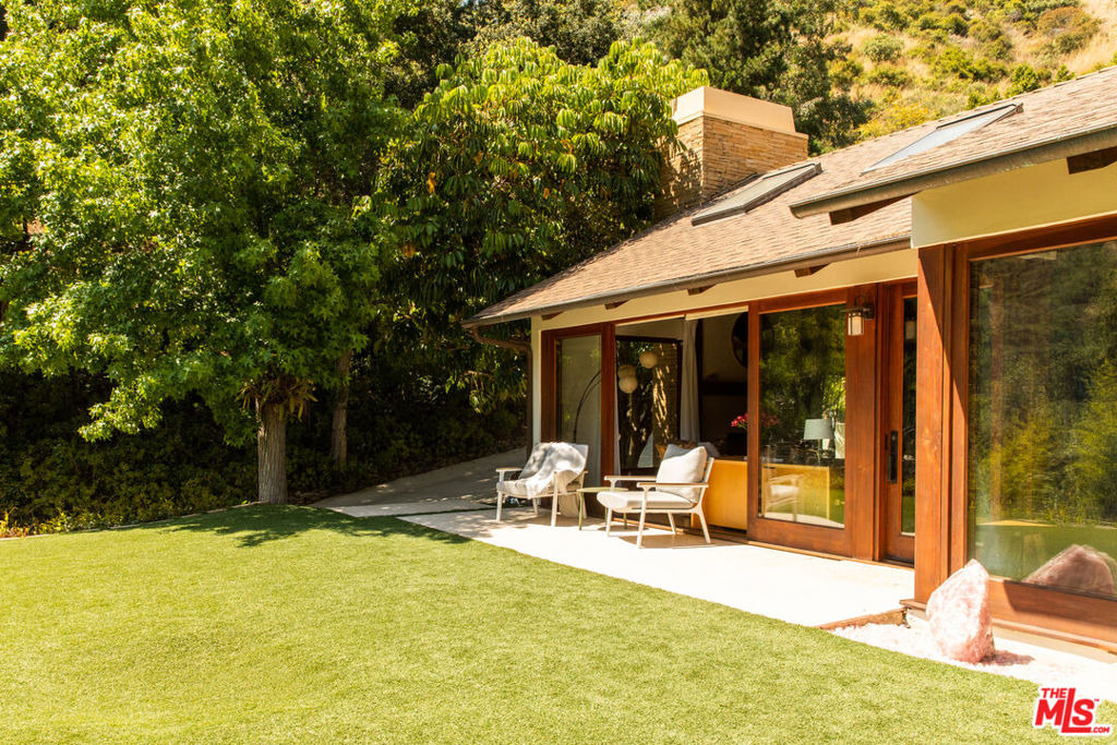 3626 Mandeville Canyon Road - Photo 38
