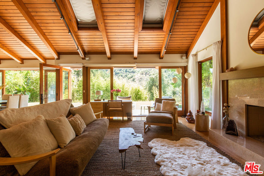 3626 Mandeville Canyon Road - Photo 2