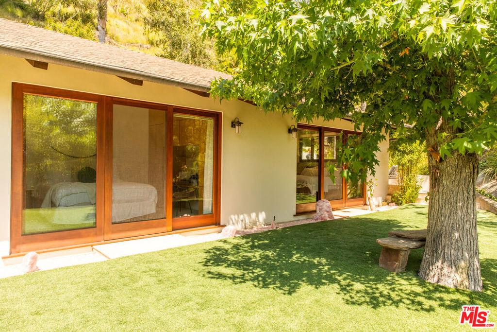 3626 Mandeville Canyon Road - Photo 37