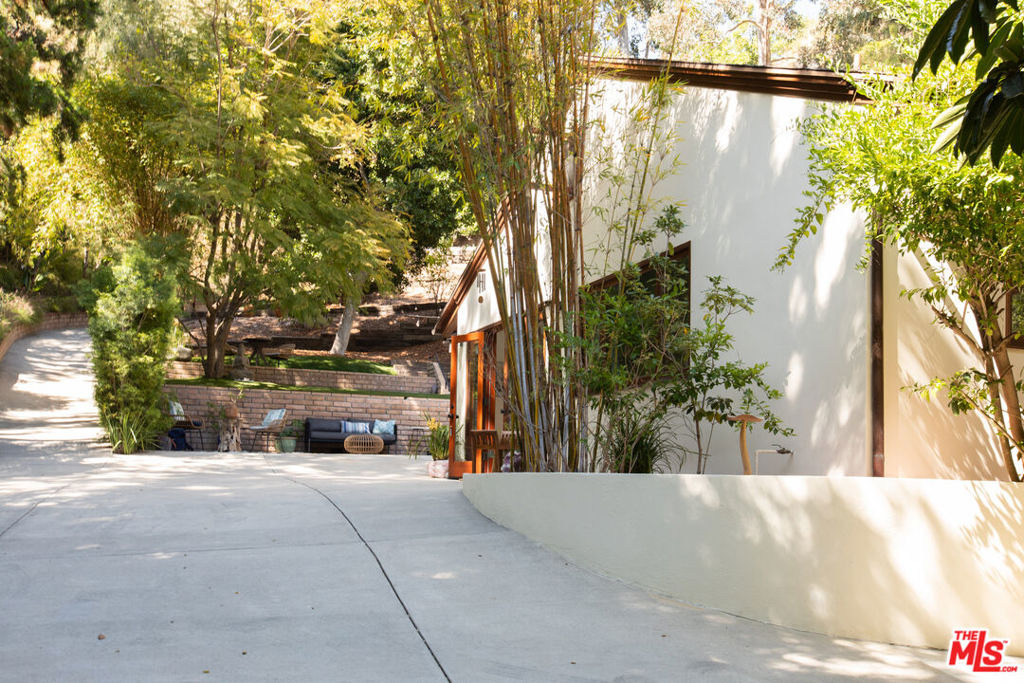 3626 Mandeville Canyon Road - Photo 62