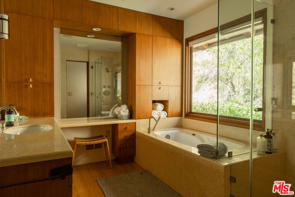 3626 Mandeville Canyon Road - Photo 26
