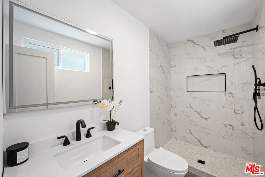 733 N Hayworth Avenue - Photo 23