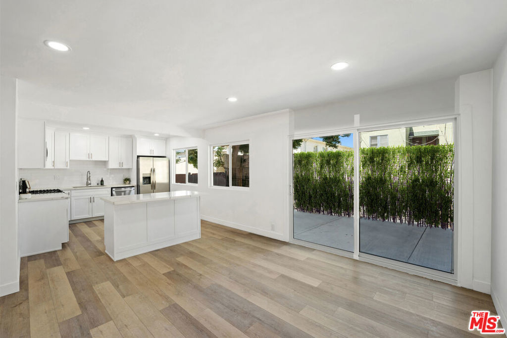 733 N Hayworth Avenue - Photo 7