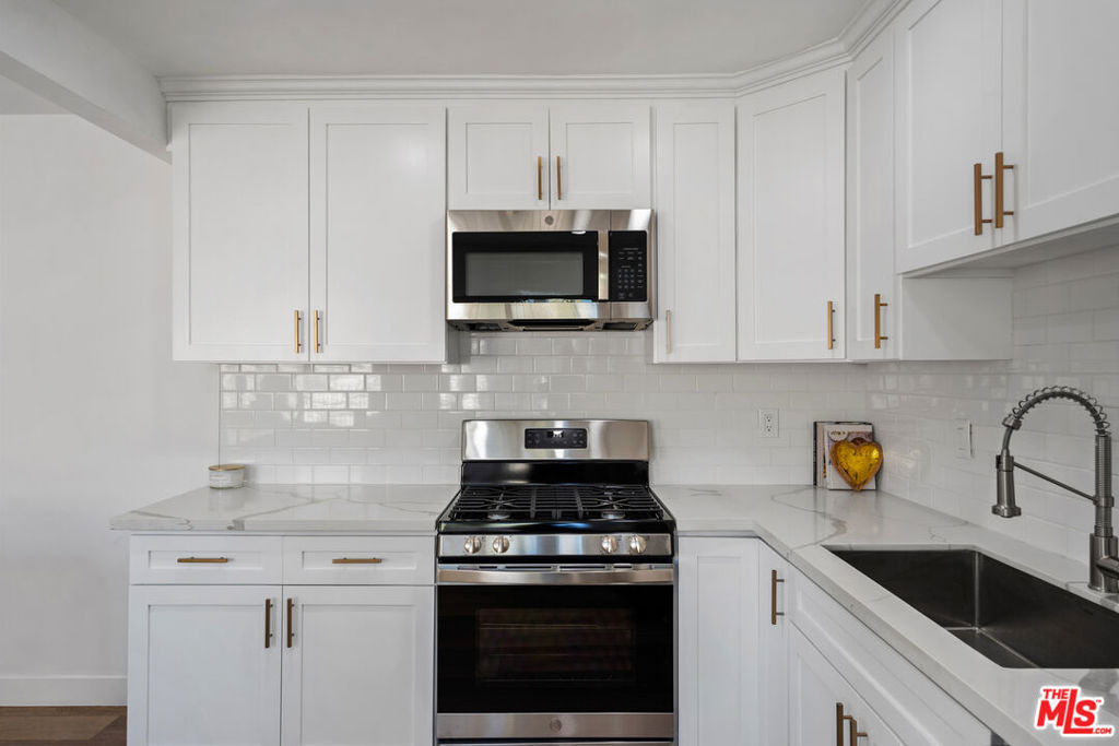 733 N Hayworth Avenue - Photo 12