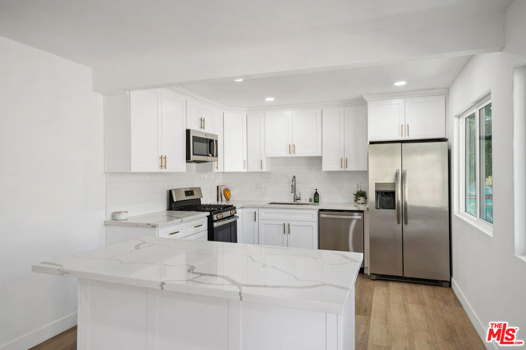 733 N Hayworth Avenue - Photo 14