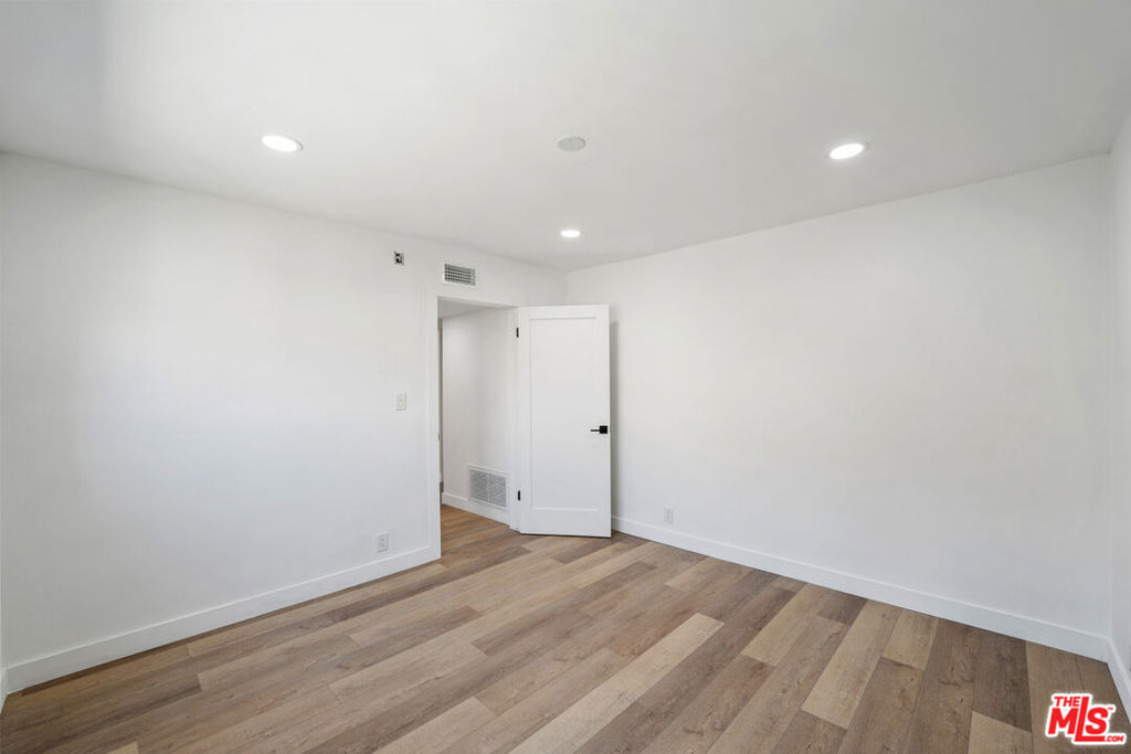 733 N Hayworth Avenue - Photo 21