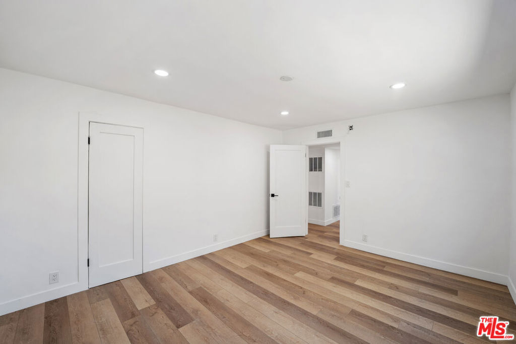 733 N Hayworth Avenue - Photo 20