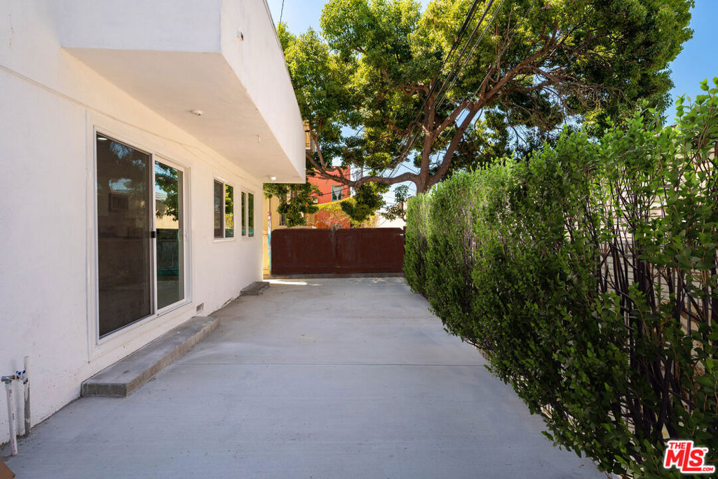 733 N Hayworth Avenue - Photo 32