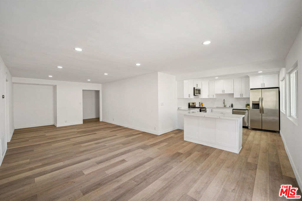 733 N Hayworth Avenue - Photo 10