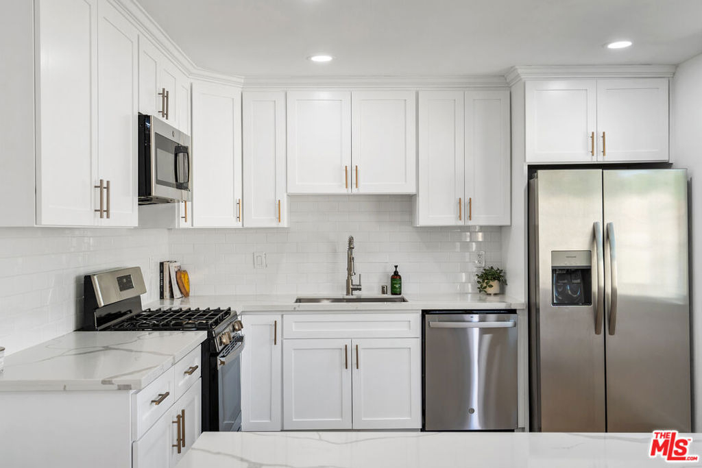 733 N Hayworth Avenue - Photo 0