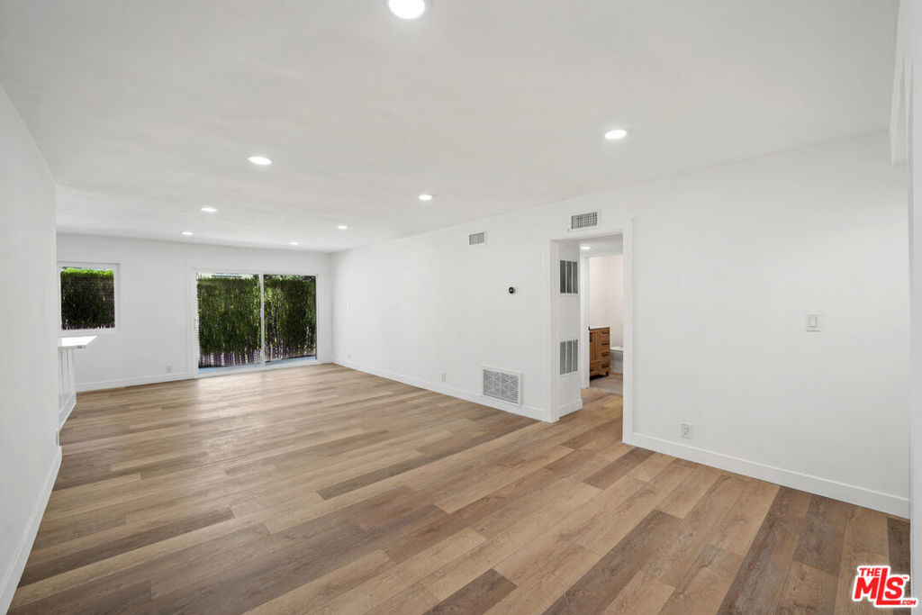 733 N Hayworth Avenue - Photo 16