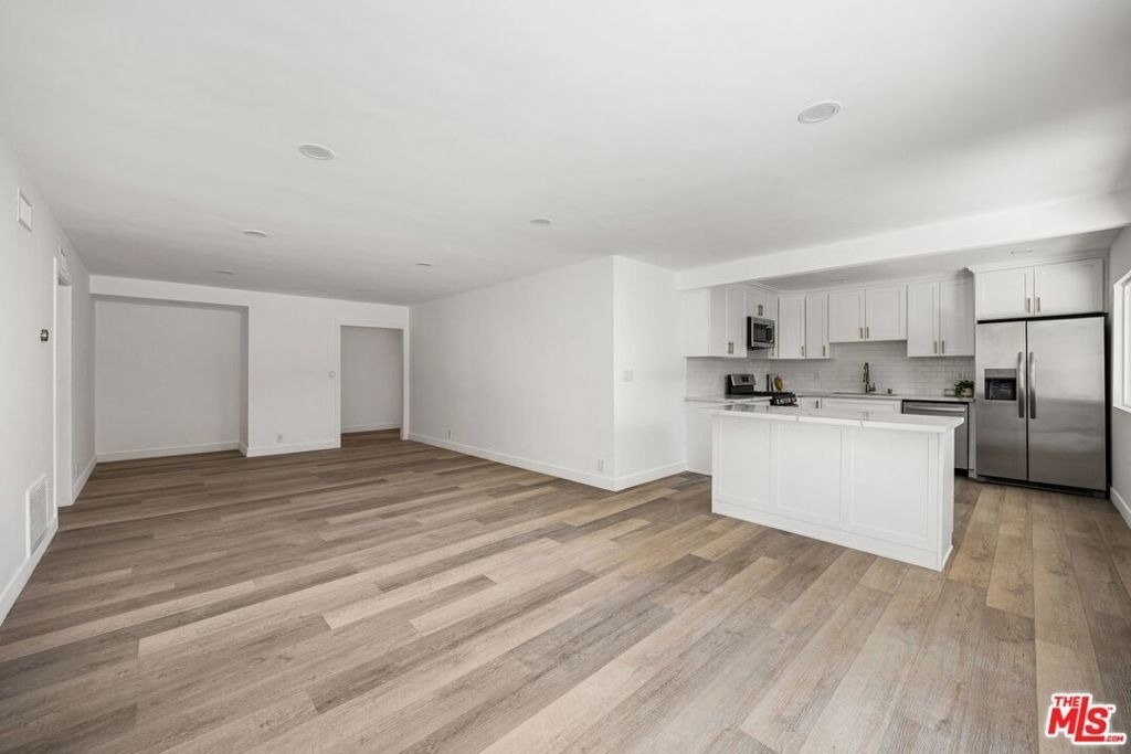 733 N Hayworth Avenue - Photo 9