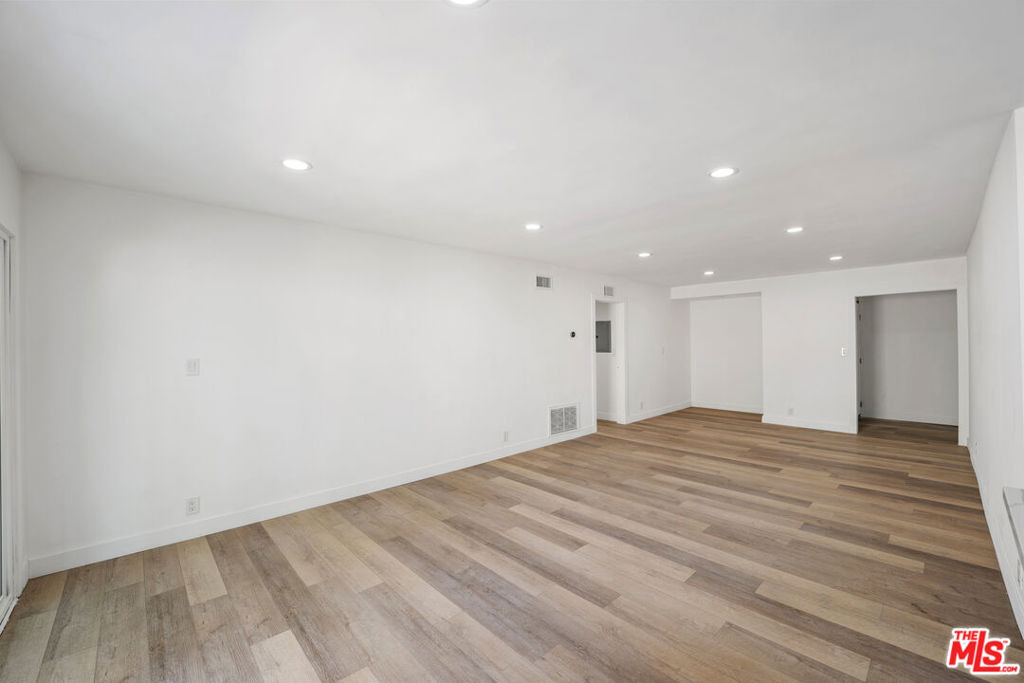 733 N Hayworth Avenue - Photo 17