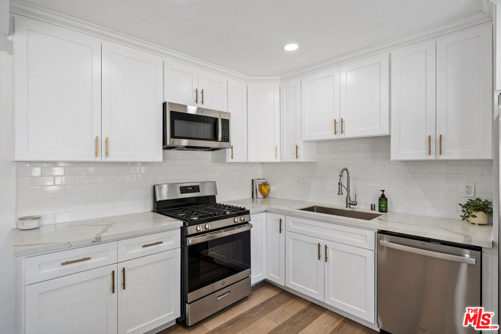 733 N Hayworth Avenue - Photo 13