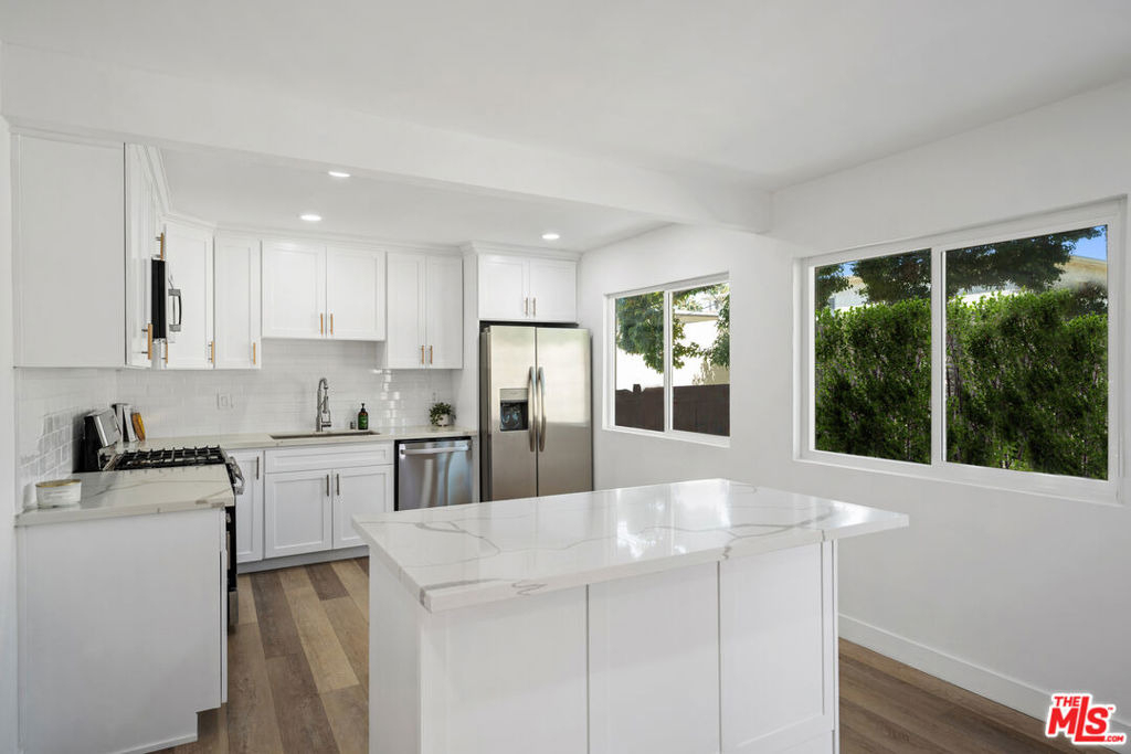 733 N Hayworth Avenue - Photo 15