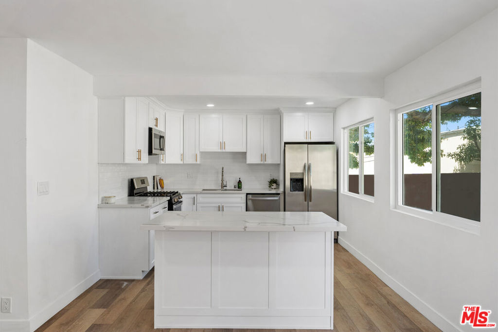 733 N Hayworth Avenue - Photo 11