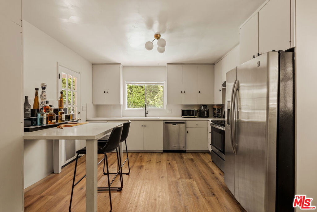 4442 Beeman Avenue - Photo 5