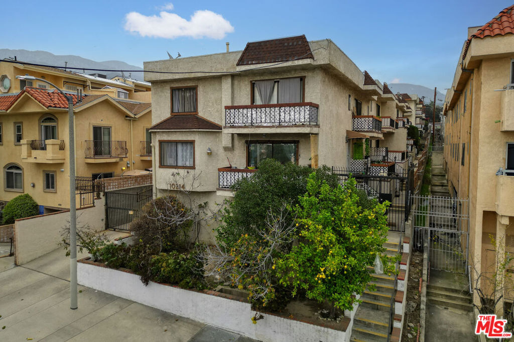 10214 Samoa Avenue - Photo 17