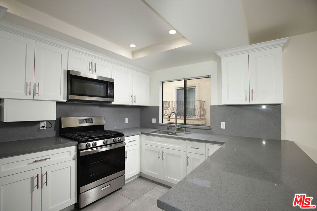 10214 Samoa Avenue - Photo 5