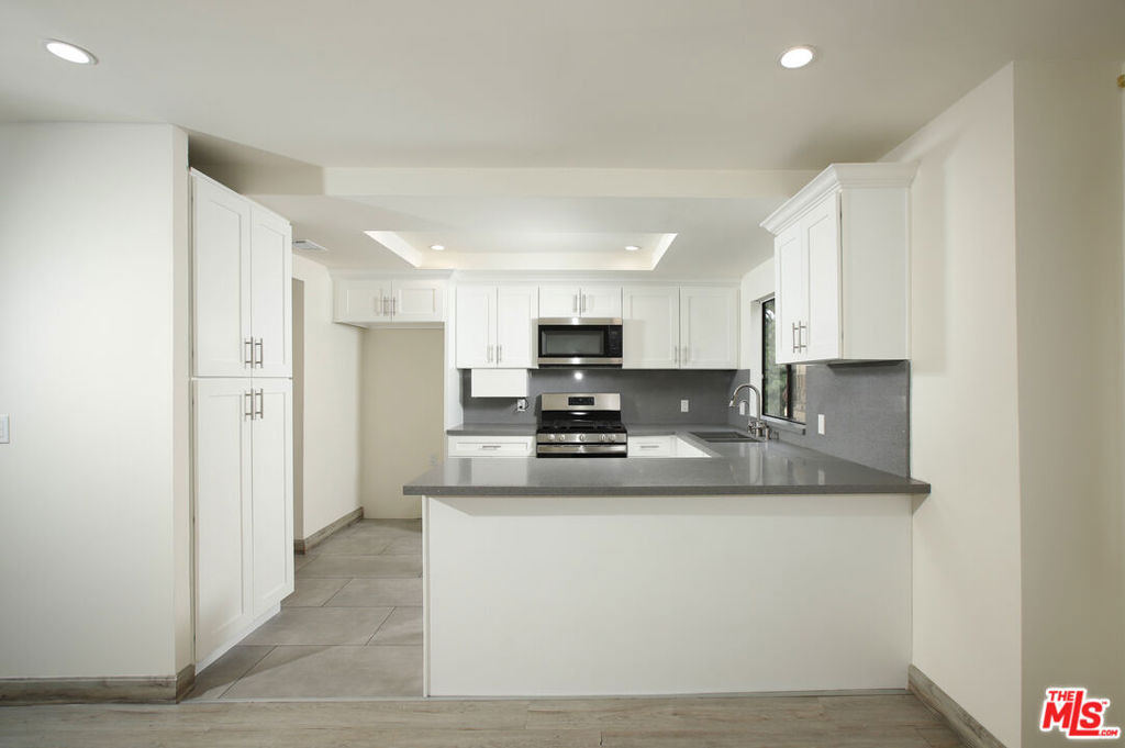 10214 Samoa Avenue - Photo 4