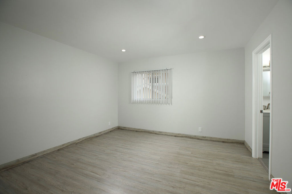 10214 Samoa Avenue - Photo 9