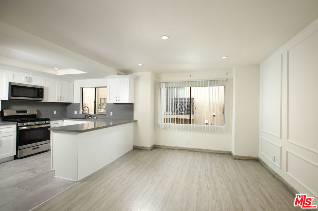 10214 Samoa Avenue - Photo 1