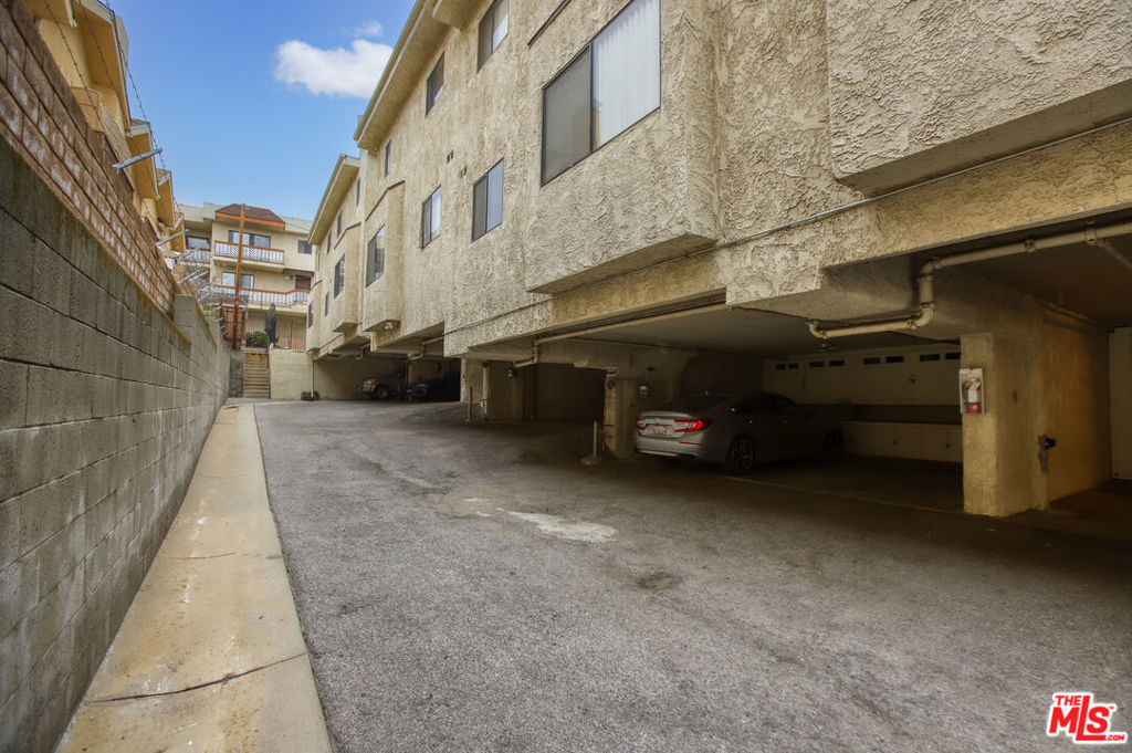 10214 Samoa Avenue - Photo 16