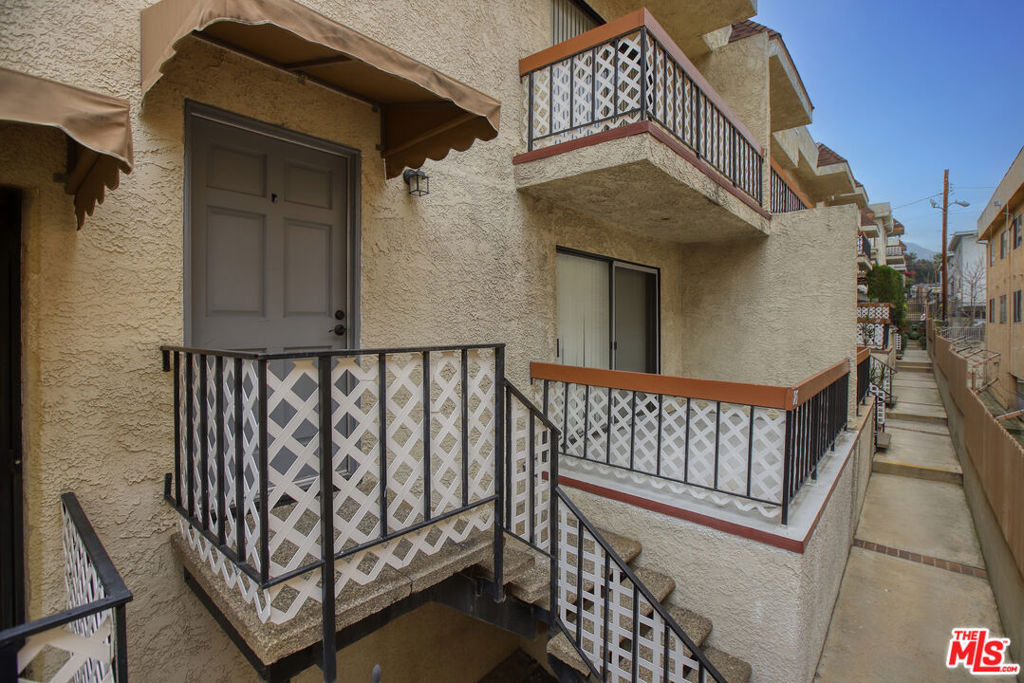 10214 Samoa Avenue - Photo 13